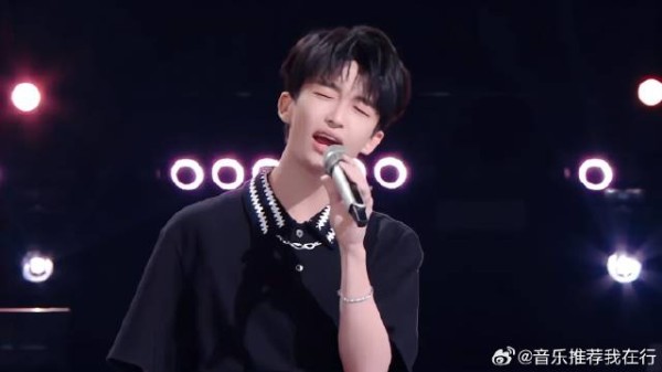 黄子弘凡清唱完,自己给自己撒花,综艺感真的足!