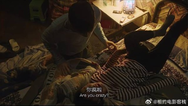 小晓故意蹬床板尖叫，见清听见立马拦下，羞得蒙住头