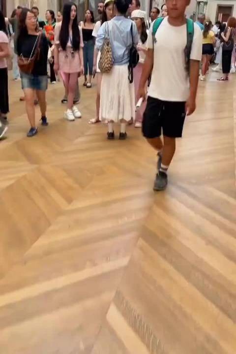 网友卢浮宫偶遇王思聪! 身边依旧美女环绕,哪个才是正牌女友呢?