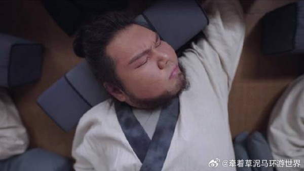 锦月如歌:军营有早起习惯,新兵却还睡懒觉,下秒教官直接泼醒