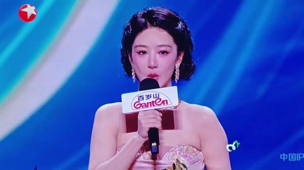 杨紫携手首届百花影后亮相红毯