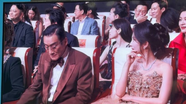要颁影帝了 先看看各位在台下的紧张表情