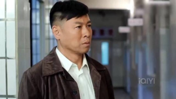 《俺娘田小草》喜凤两口子为盖新房省点钱,偷沙子被抓得不偿失
