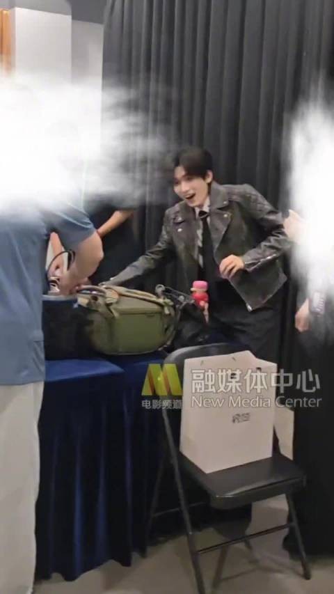 周深喊宋亚轩前辈老师，宋亚轩鞠躬说求你了深哥