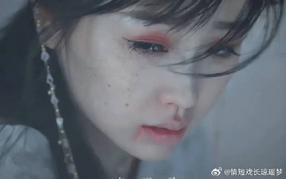 “隔着眼泪看世界 仿佛整个宇宙都在哭…”