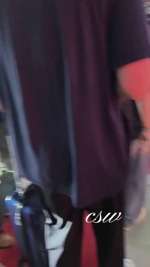 王传君饭撒鞠躬致意，真诚对待每位粉丝