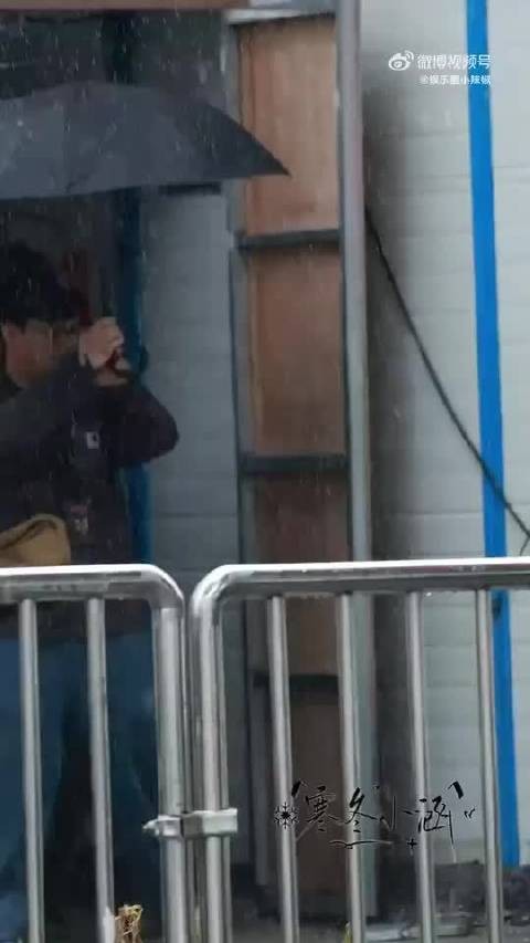 王传君为路人拍照特意鞠躬,内娱鞠躬型艺人获赞