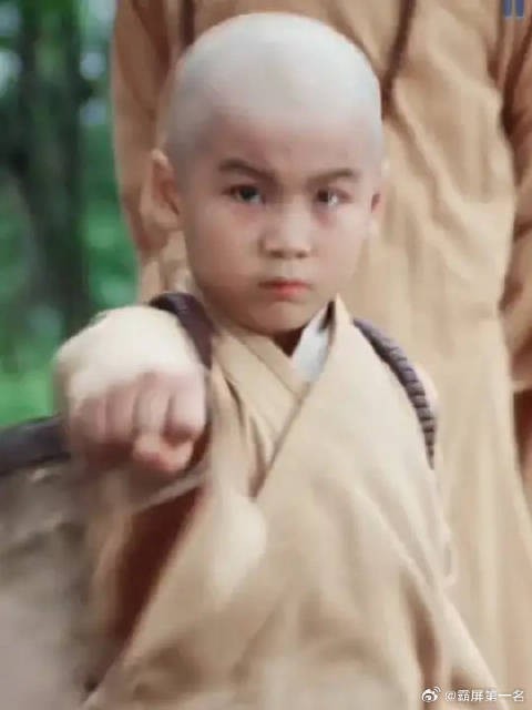 叶鼎之对无禅不是一般的宠溺 ,又买冰糖葫芦又抱着睡觉
