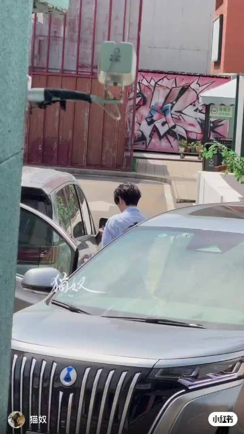 wocao棍铲一辆车 啊啊啊啊 我哥妹了 看开头棍子敲车窗小贝雷帽在后面跟着哥哥