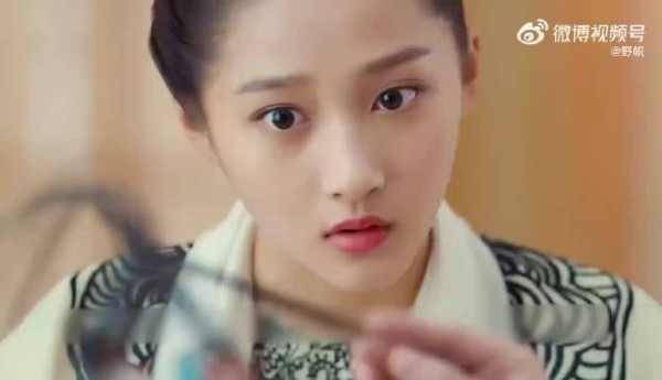 女人惊恐的发现眼前的皮影人，竟是自己的好闺蜜