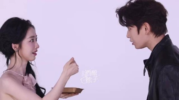 笑晕了啊啊啊啊啊邓恩熙两次没喂进去丁禹兮竟一次成功收获一个大拇指!