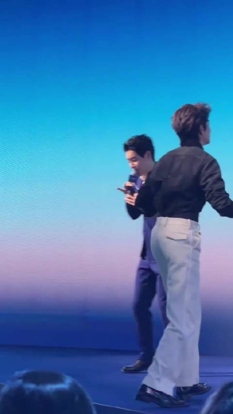 杨洋王鹤棣活动现场热情拥抱说悄悄话