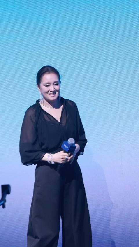 巩俐深色调套装气场全开,单手插兜飒气十足