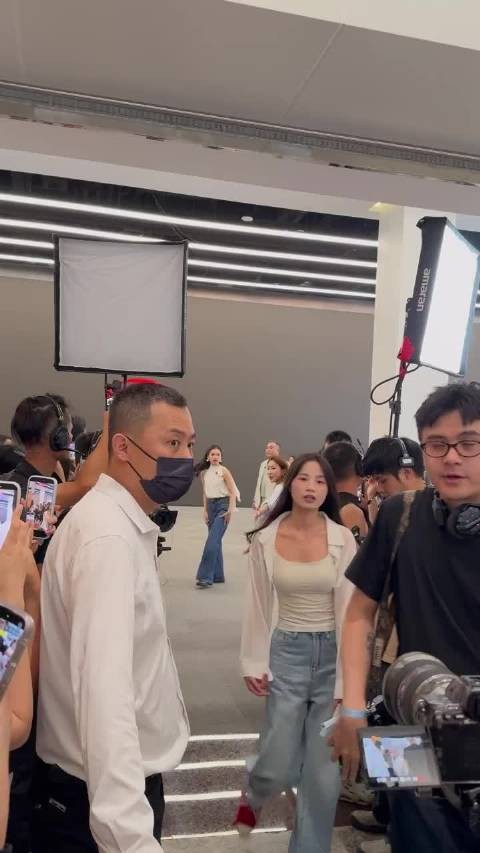 张婧仪空降比亚迪活动，面对粉丝女神害羞了