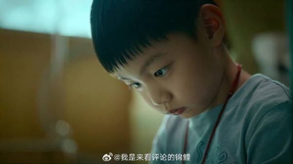 弟弟心爱的皮球被戳烂 不哭不闹，委屈的表情让人心疼