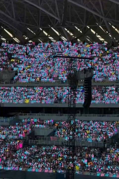TF家族五公演出开场! 被TF五公蓝粉灯海刷屏