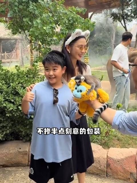 网友偶遇佟丽娅带儿子逛动物园,完全陈思诚2.0来的…