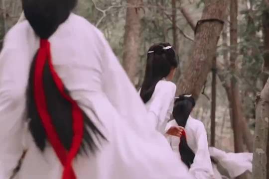 明知道女主是异族却还是帮助她，只因为他知道真相