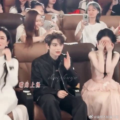 谁循环回看这段!小丁听到称号后的小表情藏不住笑意,氛围感直接拉满