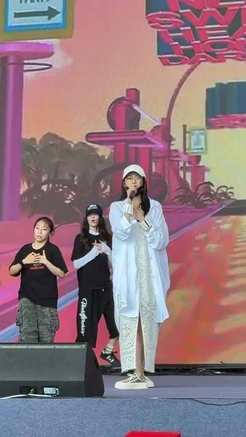 论关晓彤的自律有多恐怖!彩排中手上还戴着负重手环
