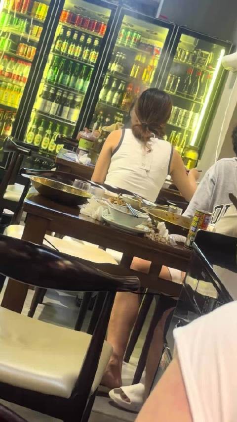 现在的老板也不好做啊,想不通穿着带吊牌的衣服出门不尴尬吗?