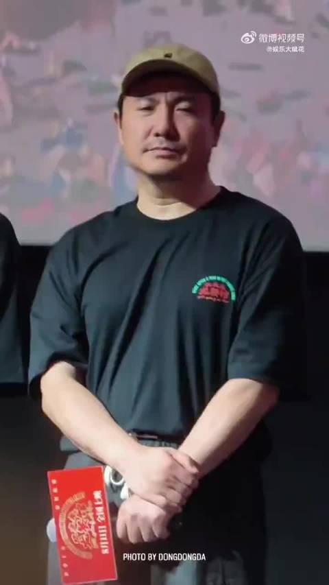 沈腾路演被粉丝叫爸爸,愣住捂嘴偷笑脸红