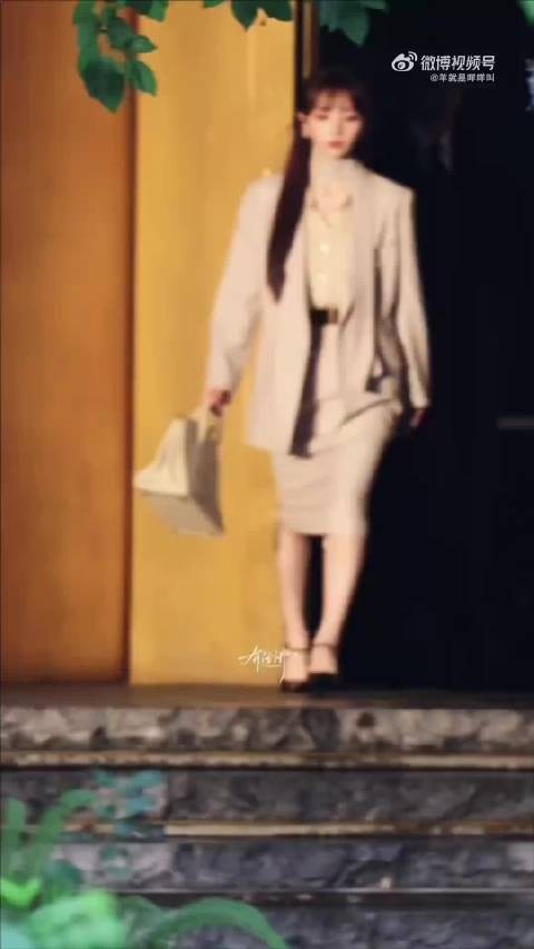 路透一出直接被震撼，俊男美女强强组合，穿搭精致气场全开…