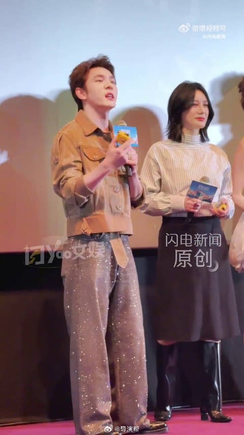 李佳琦十年卖货首次卖尺子，现场演示防滑设计