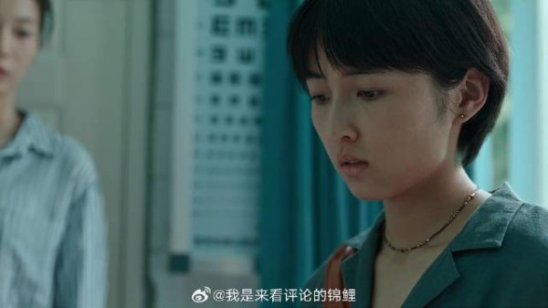 弟弟学校闹事 姐姐生气大怒,不料直接剪破弟弟的皮球