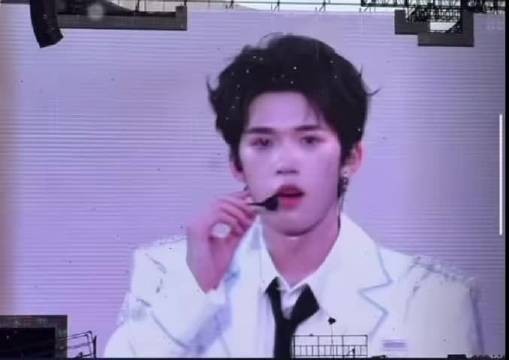 对着官俊臣的脸说不出来一句重话 只会说：我愿意