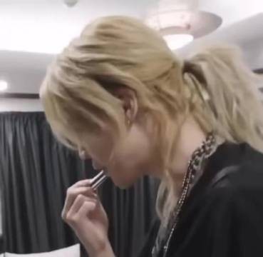 咪:认认真真涂唇膏中 /cr.cocojm