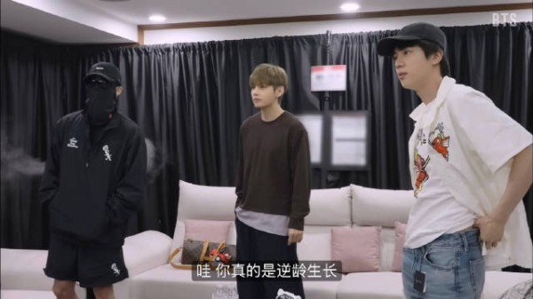 金泰亨被成员夸赞逆龄生长，换发色展现新感觉