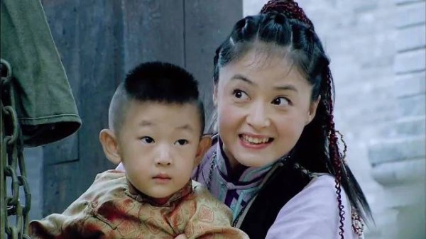 为了阻止鬼子的行动,女八路抱着孩子给汽车加佐料
