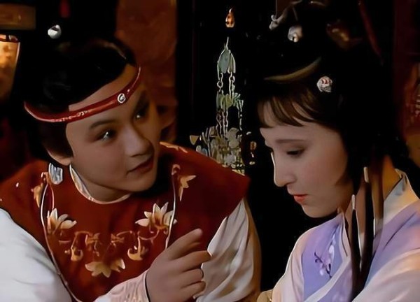 “你怎么不去辞辞你宝姐姐呢？”宝玉的“笑而不答”，写尽了初恋的美好