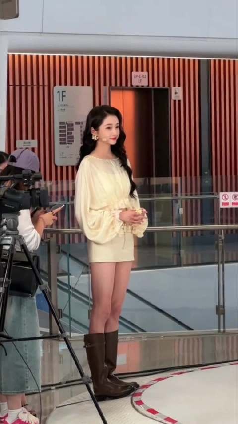 关晓彤啤酒节造型,我彤姐高筒靴竟然空成这样 !