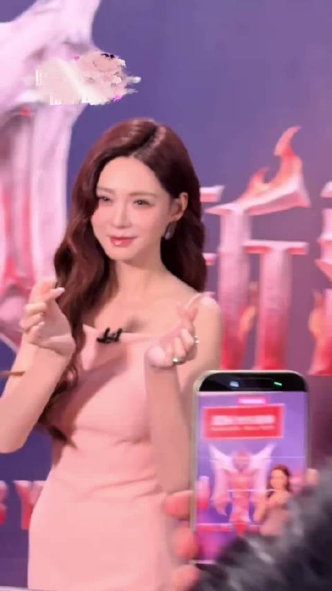 沈梦辰裸粉长裙配黑靴，柔美与硬朗碰撞