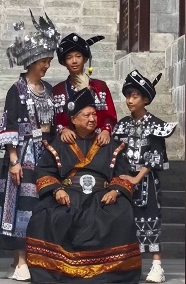 洪金宝坐轮椅顶烈日商演,穿厚礼服难掩辛苦,老婆露腰民族装抢镜