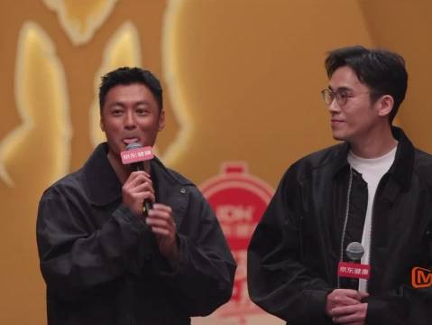 余文乐直播回应肤色,打球晒黑显硬汉气质
