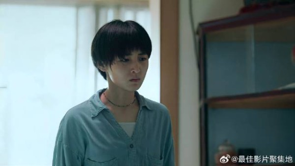 姐姐炫耀房产证 下秒弟弟竟吐口水报复,直接气炸姐姐