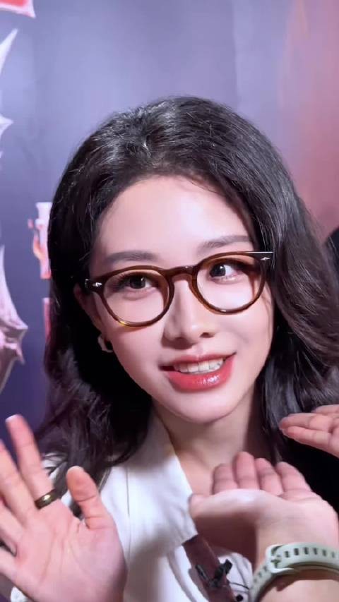 喻言的脸蛋降落在我手心
