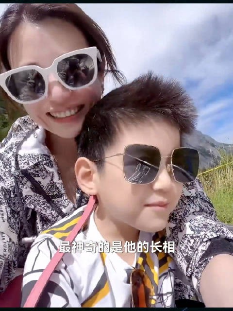陈妍希陈晓儿子小星星长得好像妈妈,特别是笑起来嘴角眼睛都是弯弯的