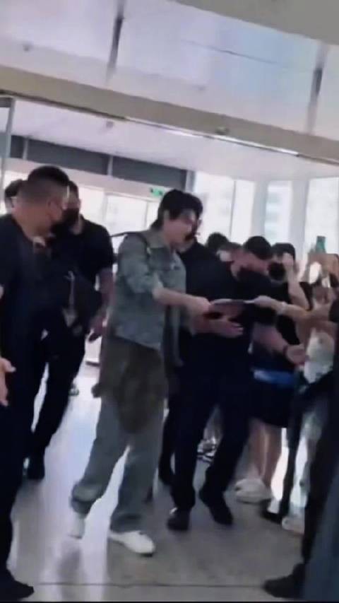 云旗启程曼谷收粉丝礼物，彩排备战生日演唱会