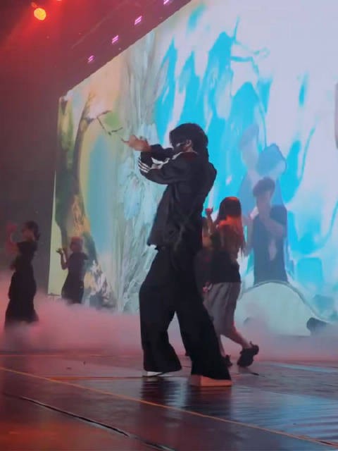 鈤,这段支配他好有劲啊哥哥!舞台服装到底偷吃了窝哥哥多少动作啊!