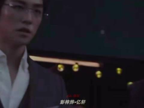 香港这个环大陆剧《烟灰》里演员蛮帅的唉,在我们海里算型男了