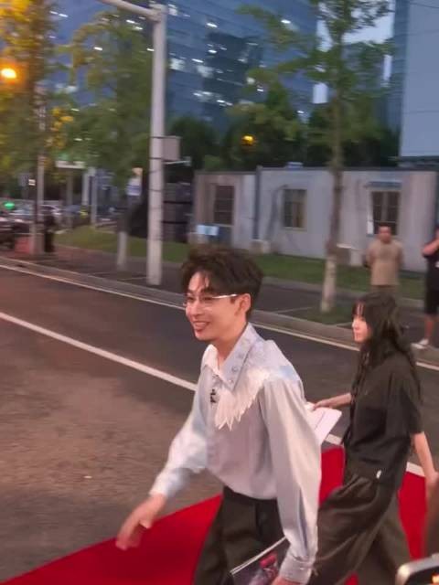 不少直球发言让人无从接话，多亏沈梦辰齐思钧及时调和，避免场面陷入僵局