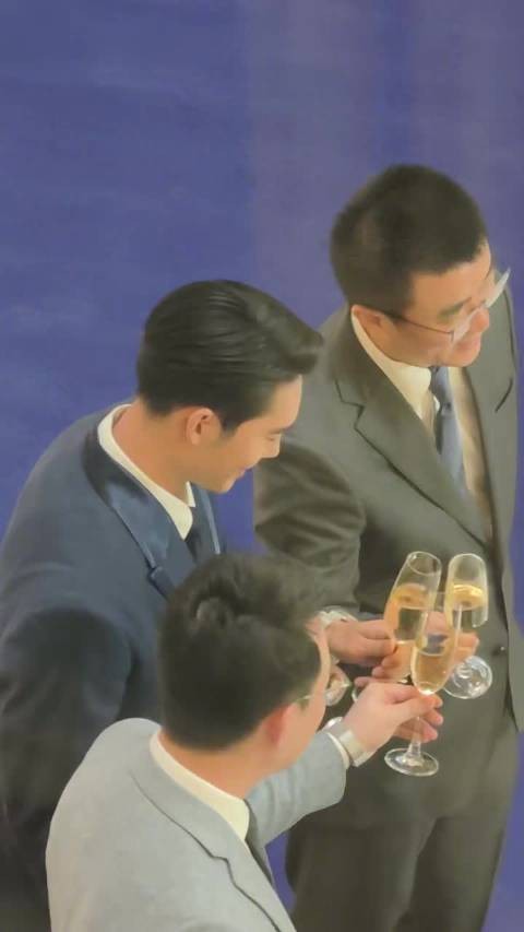 对于一个一天掉一大把头发的人来说…看到于适这浓密的头发真的好羡慕的吧
