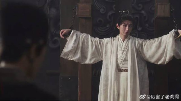 李莲花被关大牢 反派趁机杀人灭口，幸亏方多病及时出现