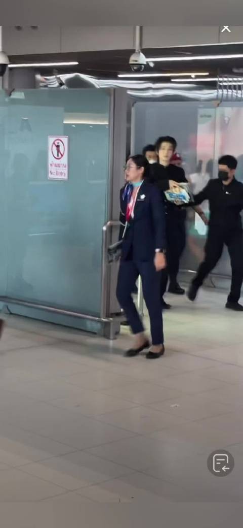郝熠然到达曼谷人气爆了,粉丝收信造型阳光