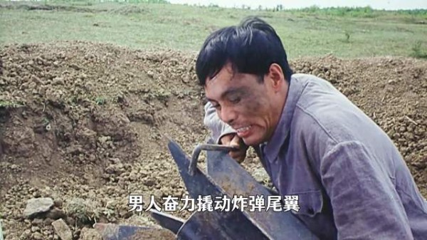 战士用锤子敲地雷害死指导员