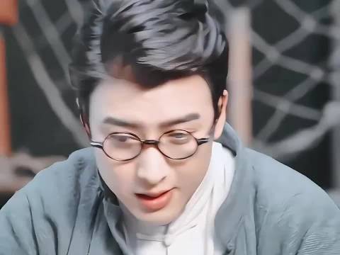 后来 副官还是带上了八爷的眼镜 佛爷的板指 夫人的手环